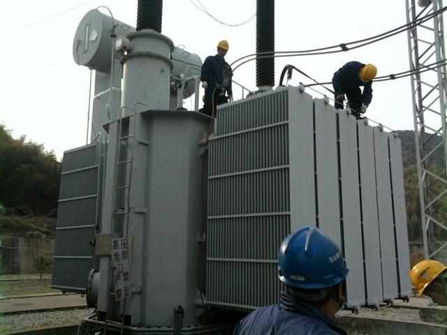 作業(yè)人員安全保護(hù)繩系在安全水平保護(hù)繩上，確保在變壓器本體上移動始終不會失去保護(hù)。